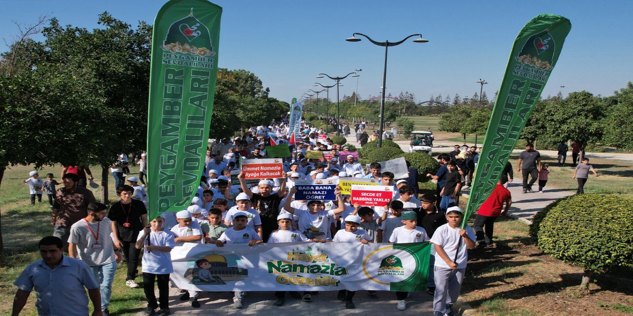 Adanalı babalar: Namaz toplumu kötülüklerden alıkoyar
