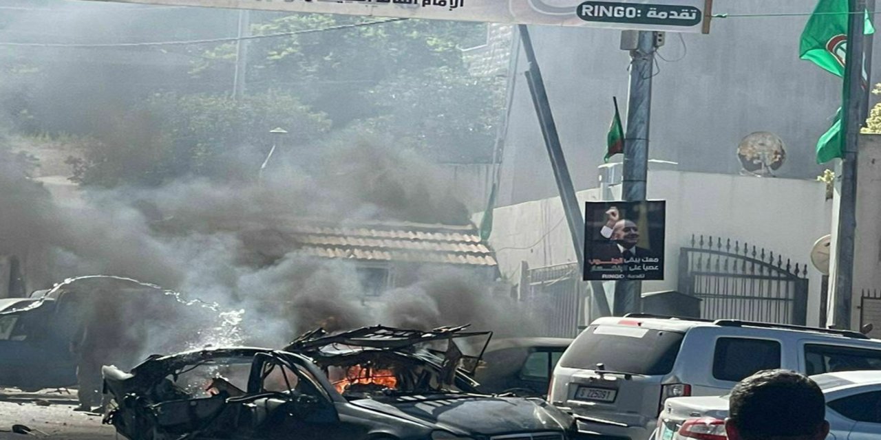 İşgal rejimi Lübnan'da bir aracı bombaladı: Bir şehit 3 yaralı