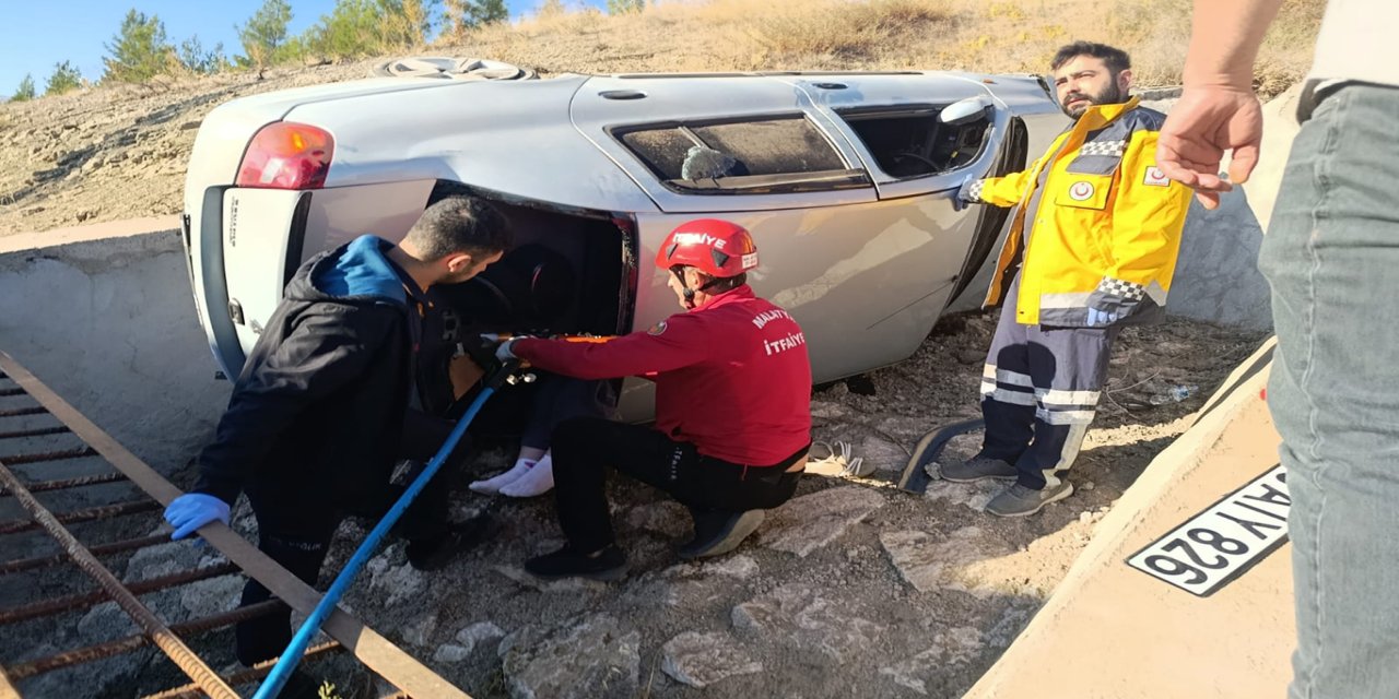 Malatya'da kontrolden çıkan otomobil devrildi: 3 yaralı