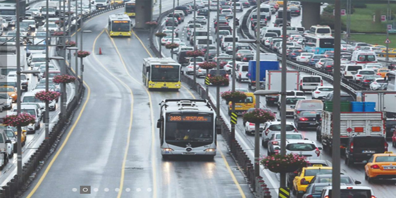 Kadıköy'de 2 metrobüs çarpıştı