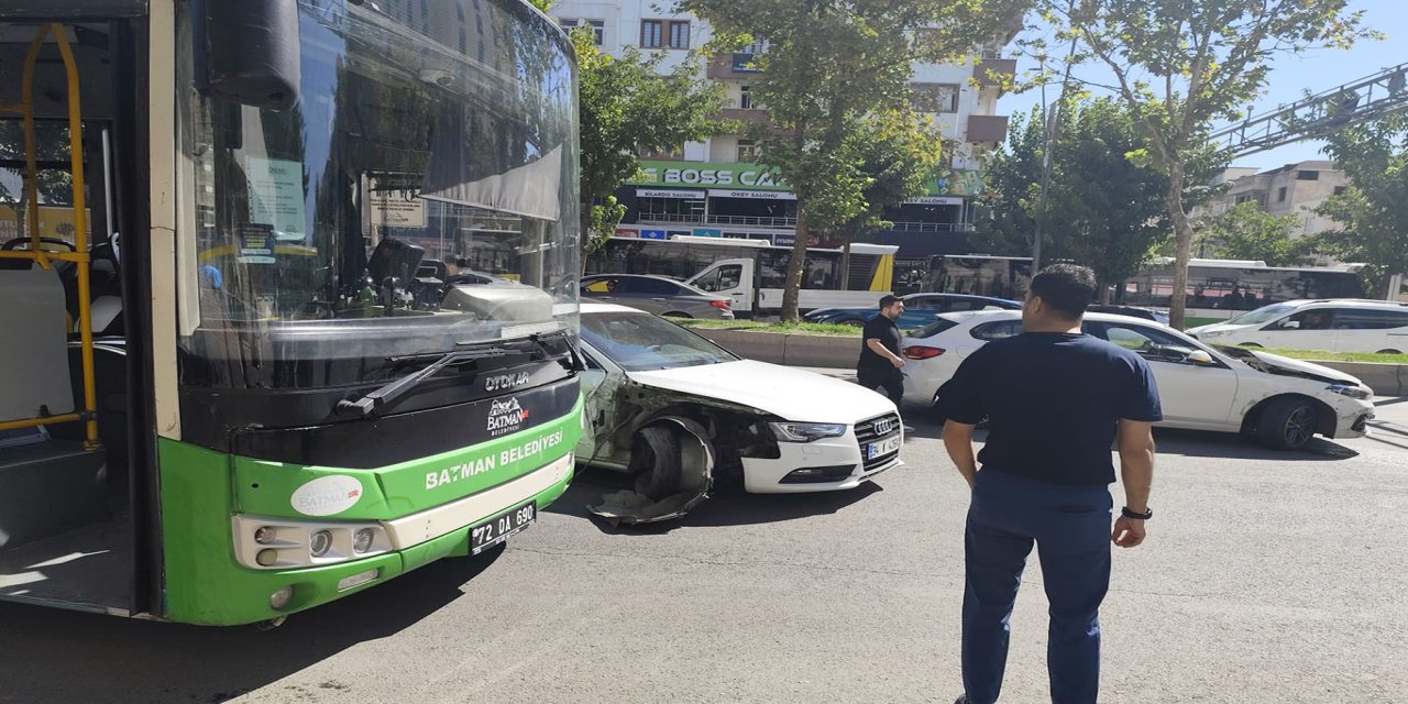 Batman'da otobüs ve iki otomobil çarpıştı
