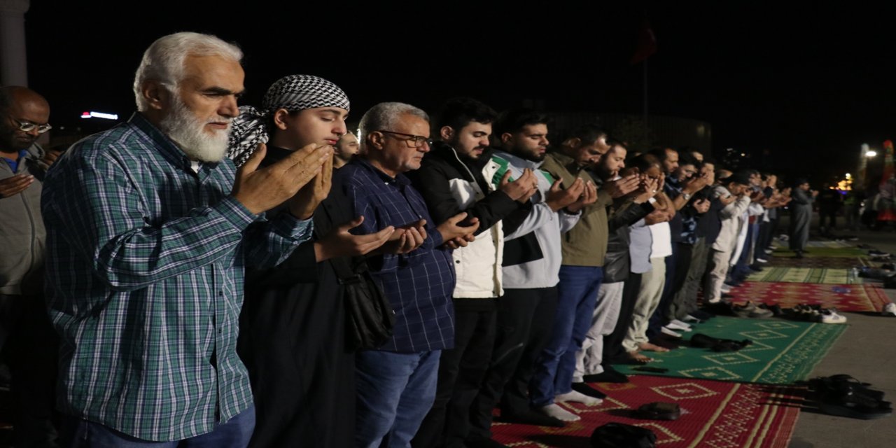 İstanbul'da eller Gazze için semaya kalktı