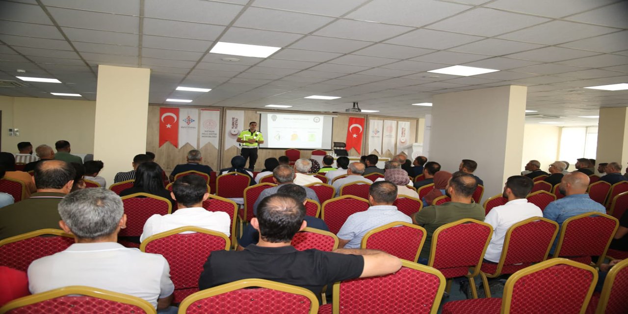 Okul servis şoförü ve rehber personele trafik eğitim semineri verildi