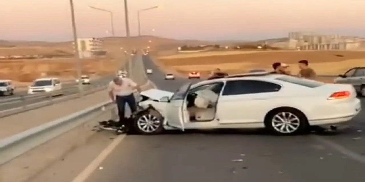Hafif ticari araç yol kenarındaki bariyerlere çarptı