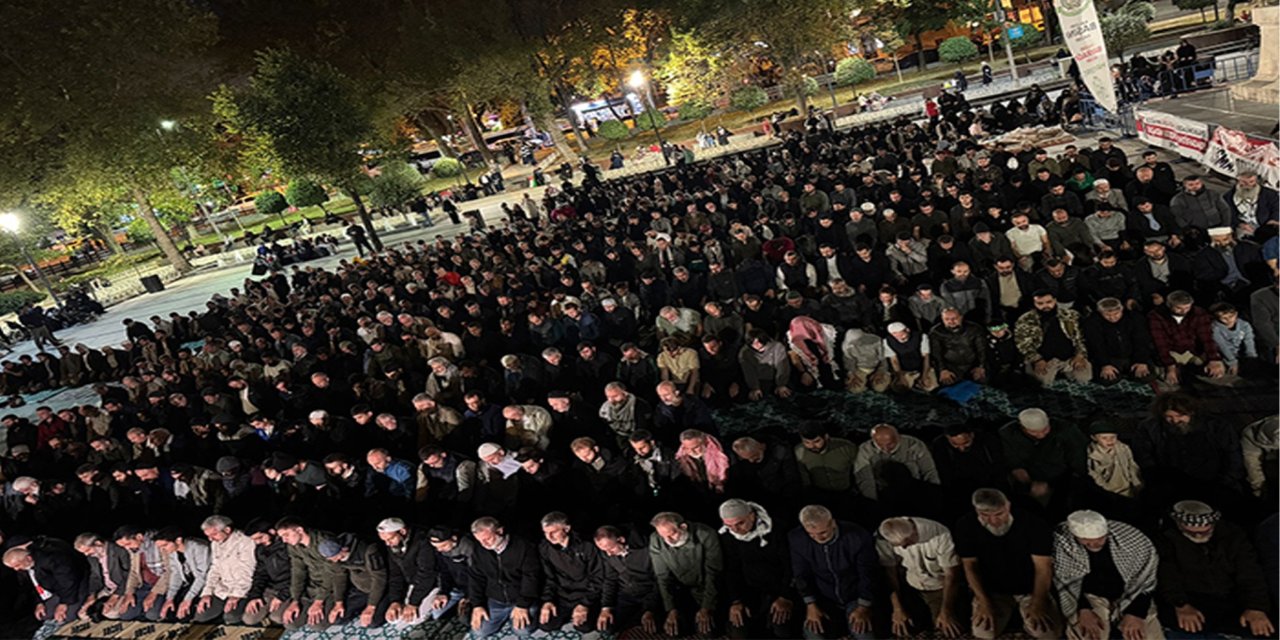 Gazze için yüzlerce kişi Saraçhane'de duada buluştu