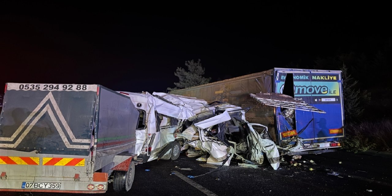 Tarsus'ta tarım işçilerini taşıyan minibüs tıra çarptı: 3 ölü, 16 yaralı