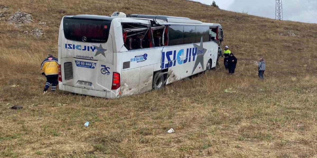 Sivas’ta yolcu otobüsü ile tır çarpıştı: 20 kişi yaralandı
