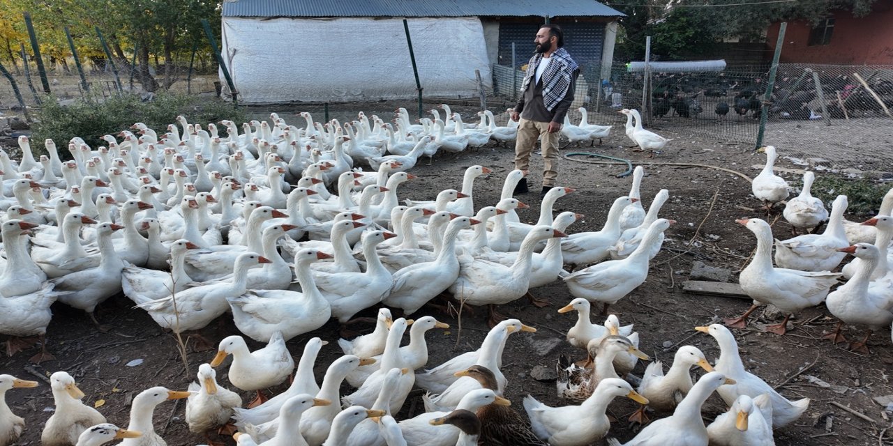 Beslediği kanatlı hayvanlarla kurduğu sıcak bağ tebessüm ettiriyor
