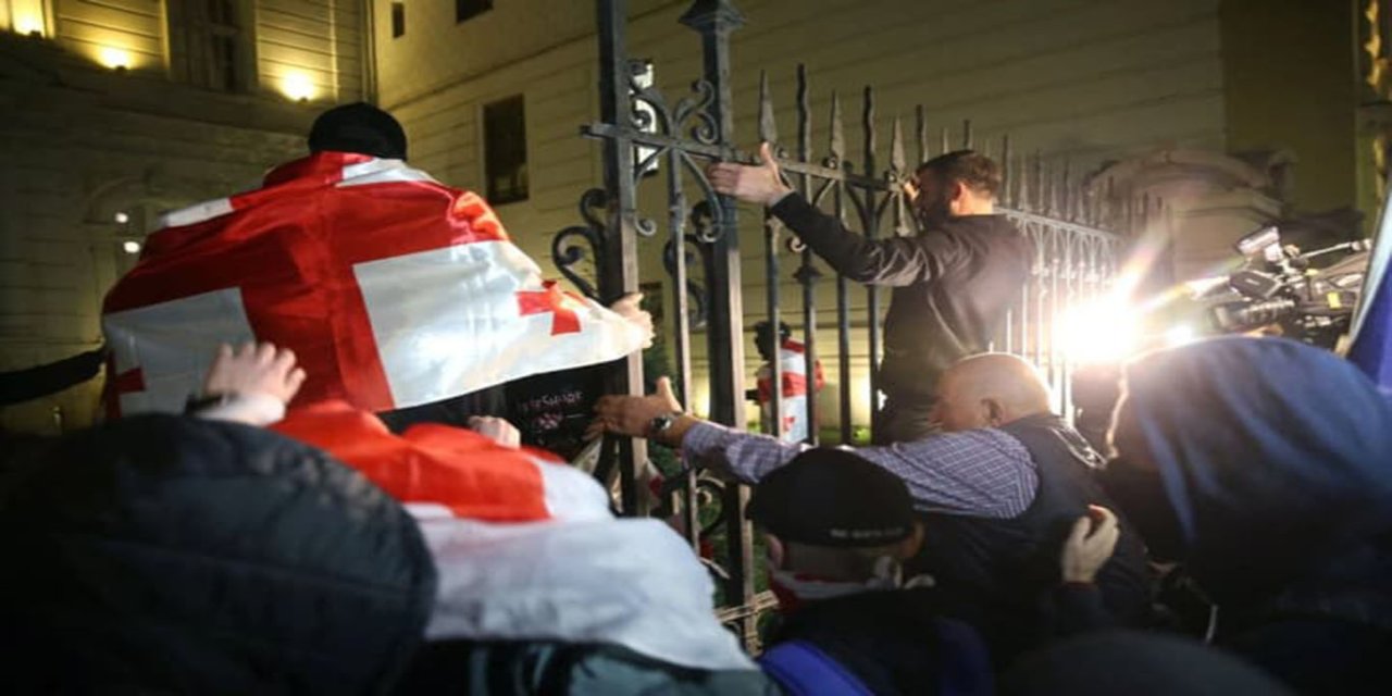 Gürcistan'da Cumhurbaşkanlığı Sarayı'na saldırı: 27 yaralı
