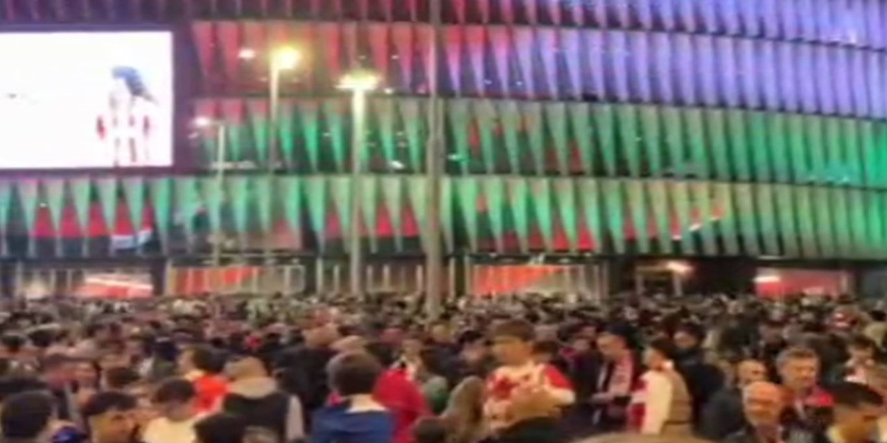 Athletic Bilbao kulübünün stadyumu Filistin bayrağının renkleriyle ışıklandırıldı