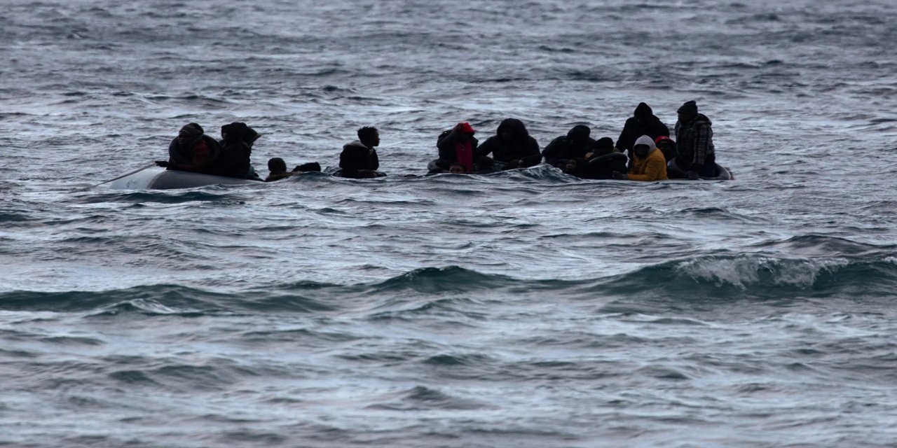 Ege'de göçmenleri taşıyan tekne battı: 1 ölü