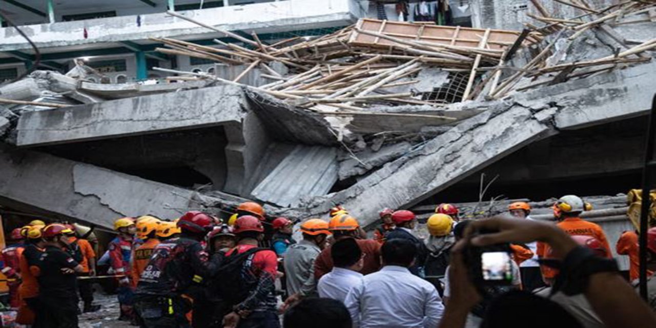 Endonezya'da çöken okul binasında ölü sayısı 37'ye yükseldi