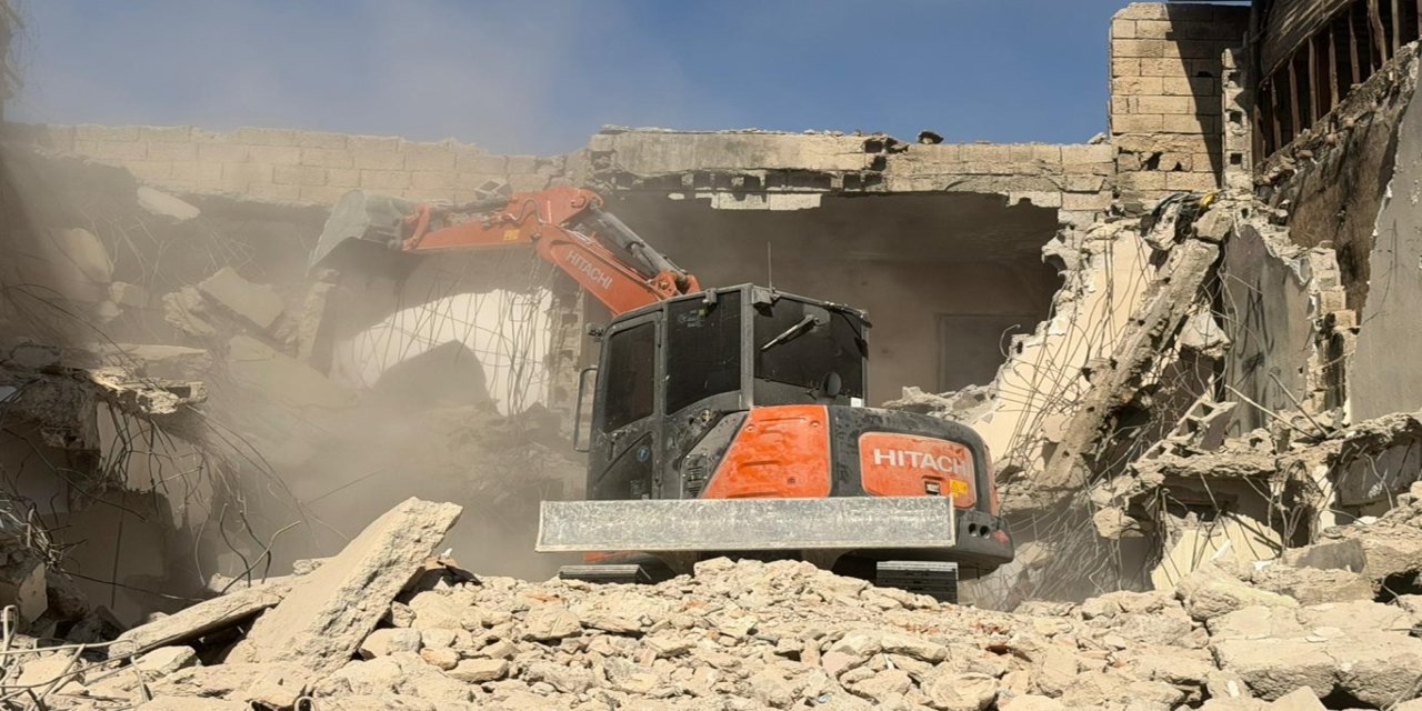 Siirt'te tehlike oluşturan metruk bina kontrollü şekilde yıkıldı