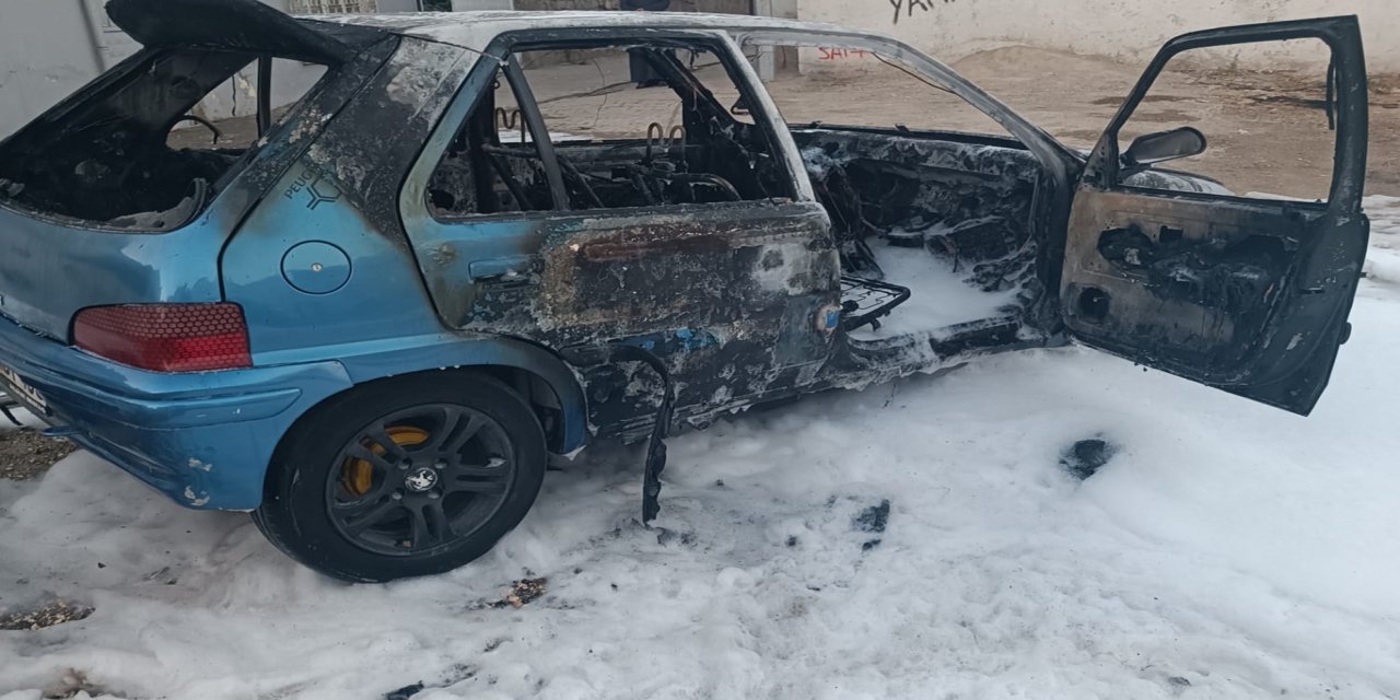 Batman'da park halindeki otomobil alev aldı