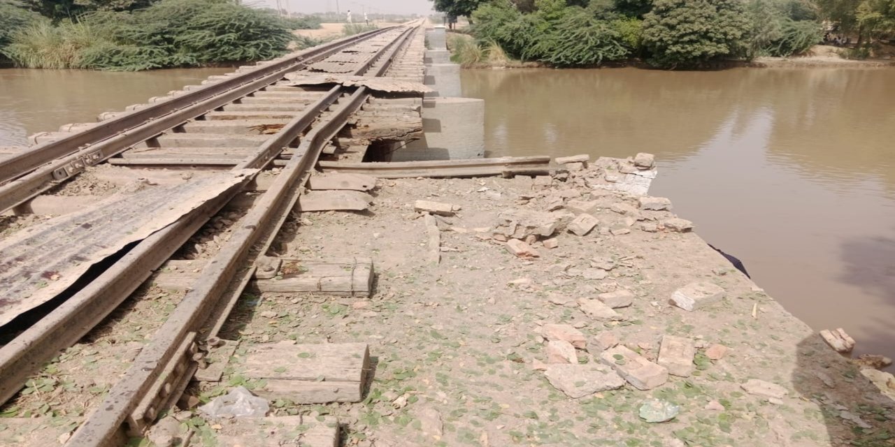 Pakistan'da trene saldırı: Bir ölü