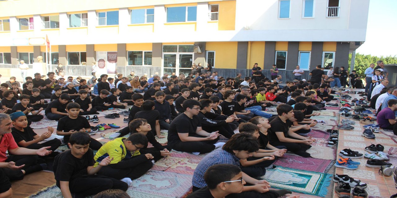 Mersin'de cuma ruhu okul bahçesinde yaşandı
