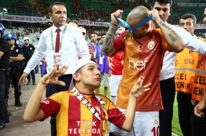 Sneijder, Engelli taraftara madalyasını hediye etti