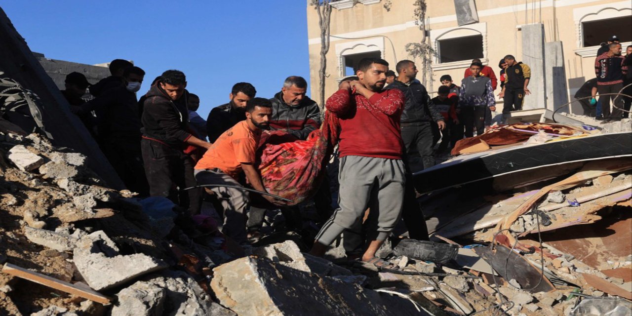 Gazze'de 60 şehidin naaşına ulaşıldı