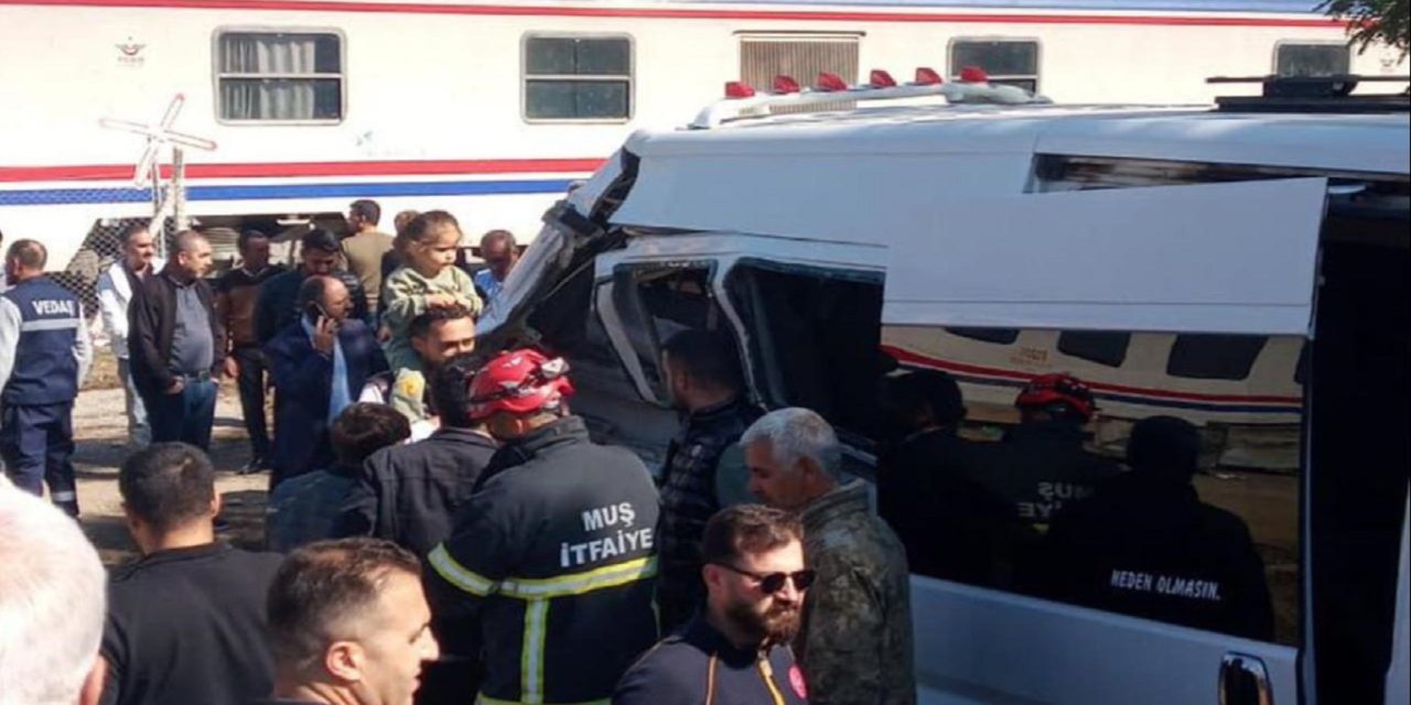 Yolcu treni öğrenci servisine çarptı: 17 öğrenci yaralandı