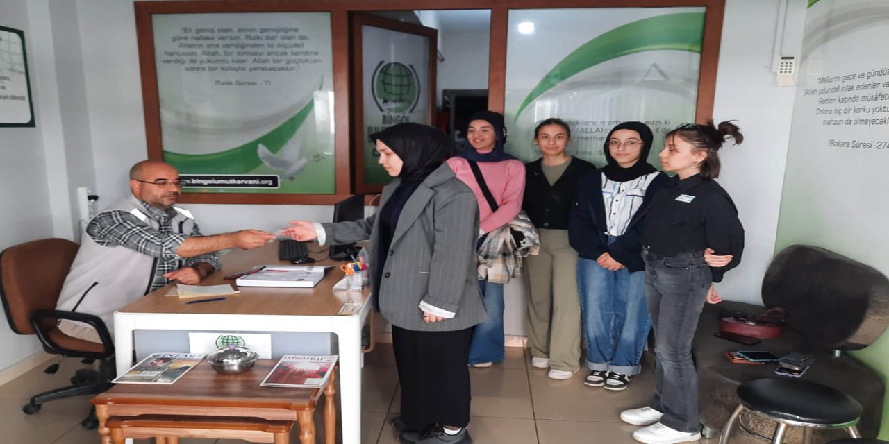 Bingöl'de liseli öğrencilerden Gazze bağışı