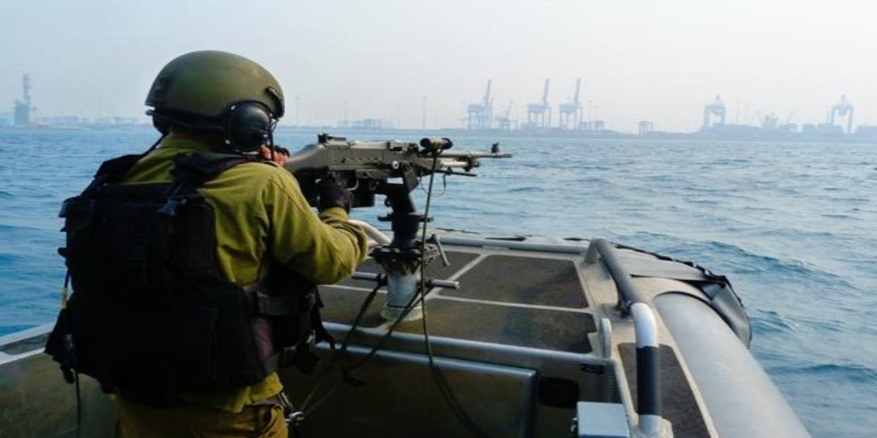 İşgalciler iki balıkçı teknesini havaya uçurdu ve 3 balıkçıyı alıkoydu