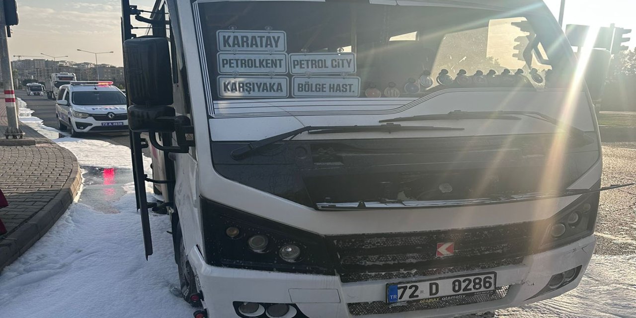 Batman'da seyir halindeki minibüste yangın paniği