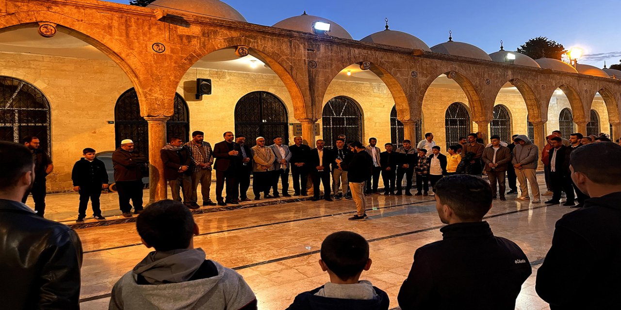 Şanlıurfa'da gençler sabah namazında buluştu