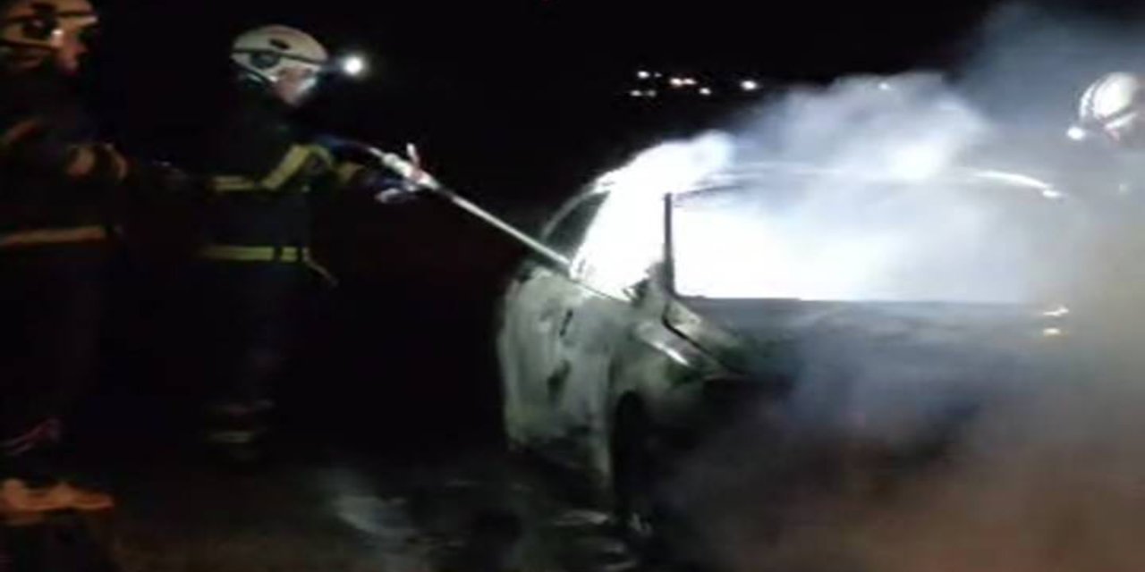 Batman'da alevlere teslim olan araç hurdaya döndü