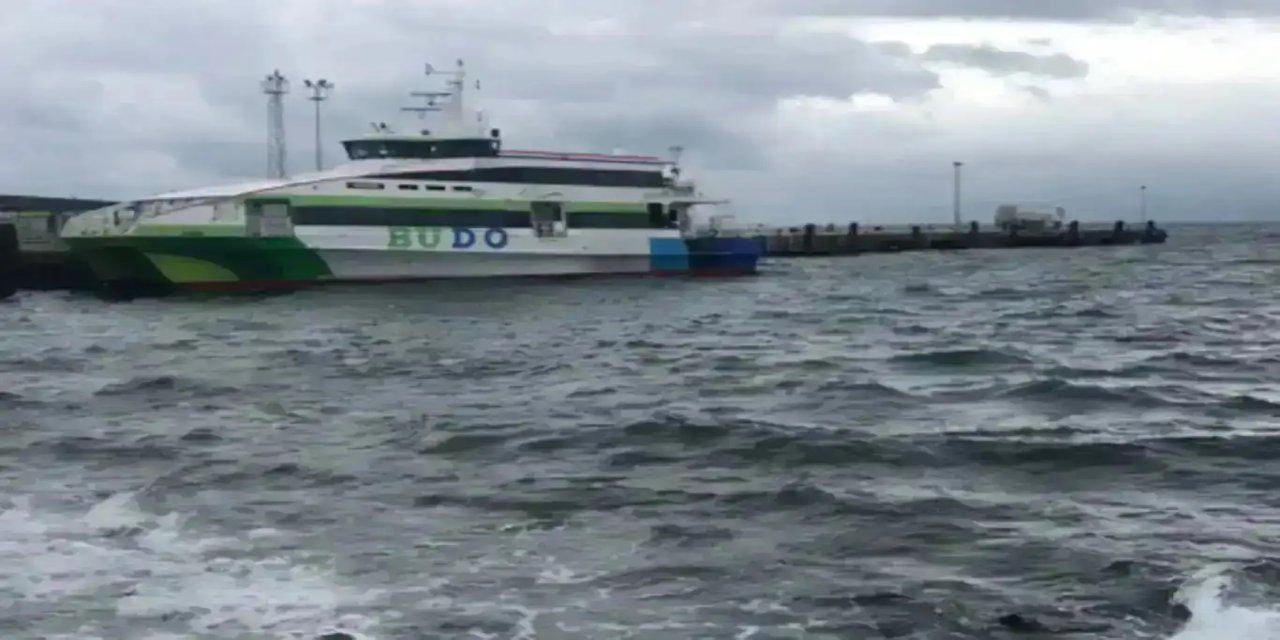 Deniz ulaşımında fırtına engeli: Çok sayıda sefer iptal edildi