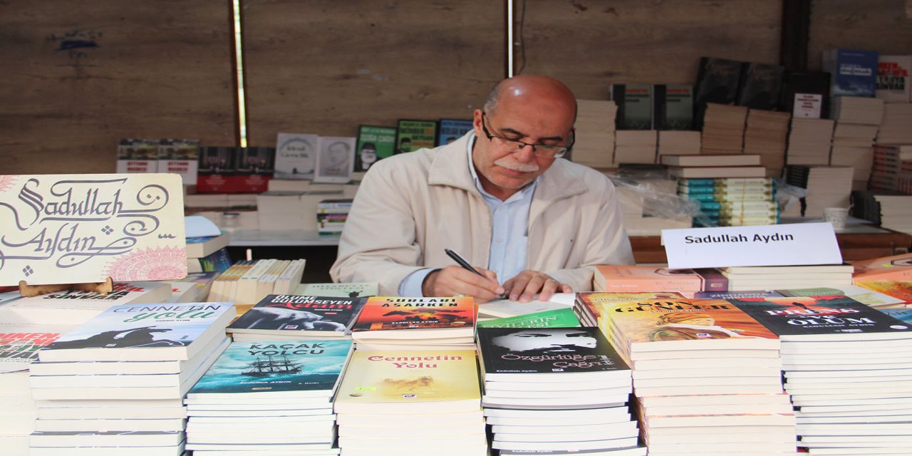 Yazar Aydın: Kitap, bilgiye giden köprüdür
