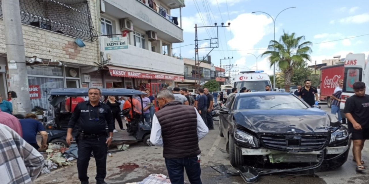 Adana'da iki araç çarpıştı: İkisi ağır 3 yaralı