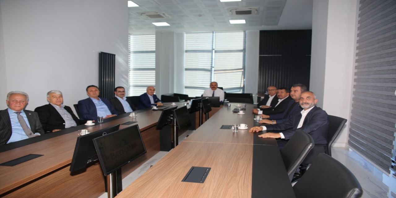 Vali Canalp, Batman Eğitim Vakfı'nı kabul etti