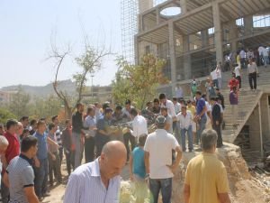 Camii kubbesi çöktü!