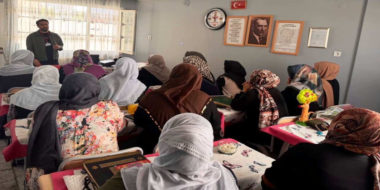 Kur'an kursu kursiyerlerine aile eğitimi ve mahremiyet bilinci eğitimi verildi