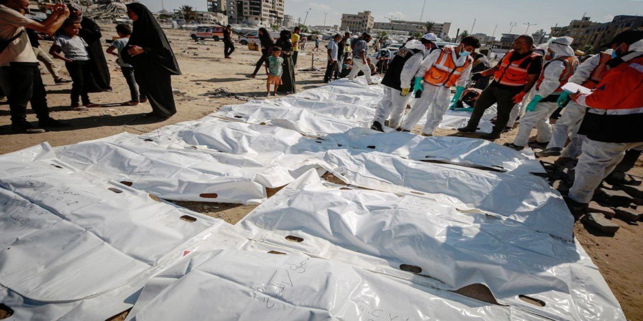 Gazze’de El-Kâtibe Meydanı’ndan 60’tan fazla şehidin cenazesi çıkarıldı