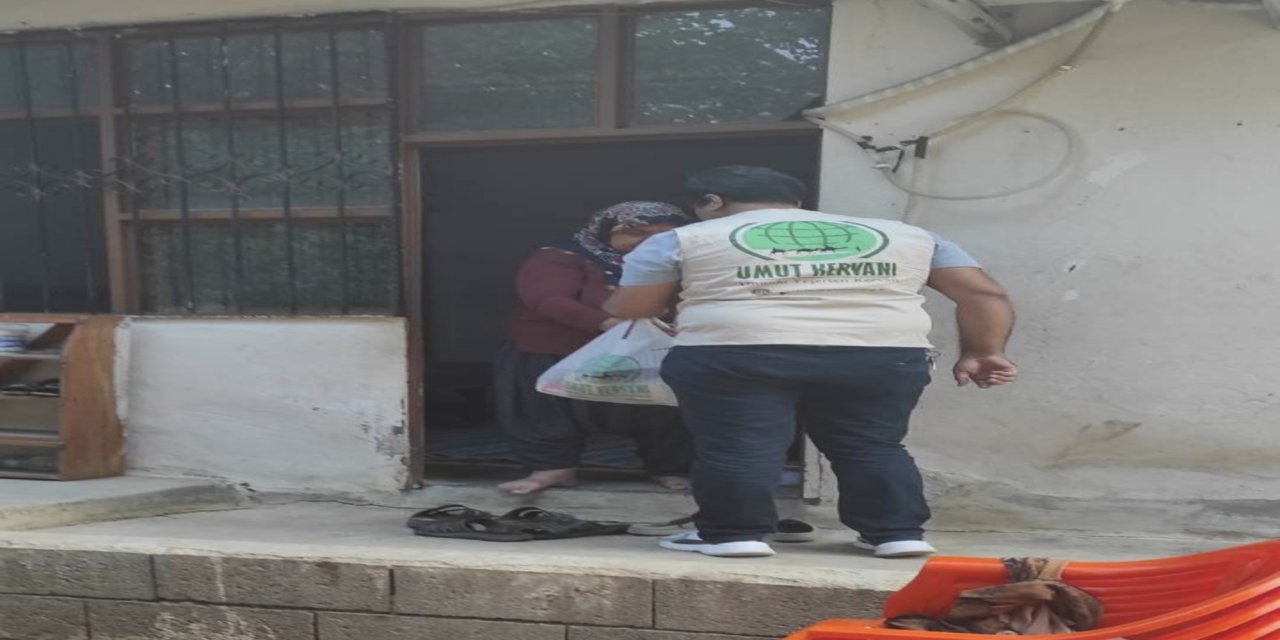 Umut Kervanı, Kozan’da muhtaç ailelere gıda yardımı yaptı