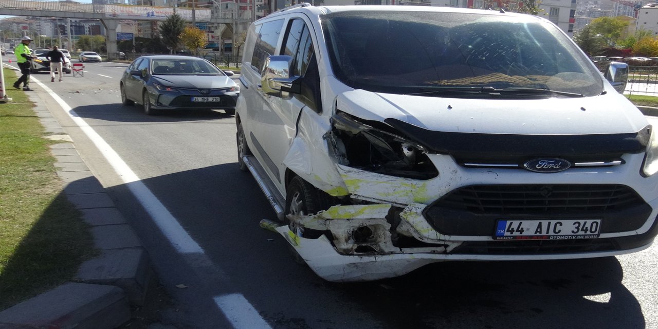 Transit ticari taksiye çarptı: Bir yaralı