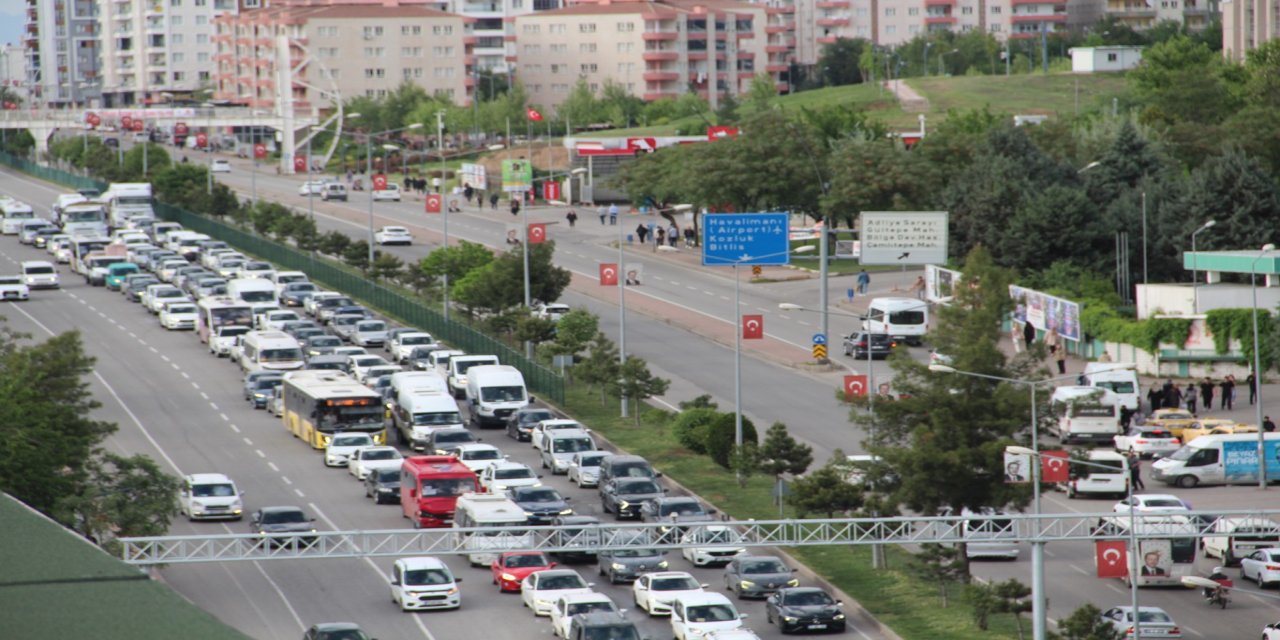 Sürüş Eğitmenleri: Dikkat dağıtan alışkanlıklar trafikte kazalara davetiye çıkarıyor