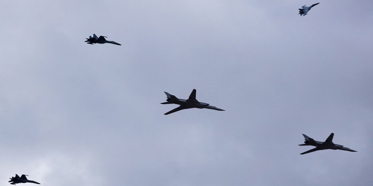 Polonya savaş uçakları Rus uçağını engelledi