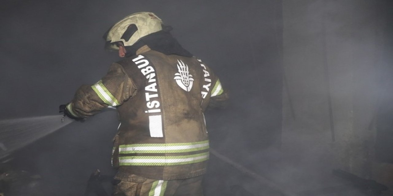 İstanbul’da bodrum katında çıkan yangında 4 kişi mahsur kaldı