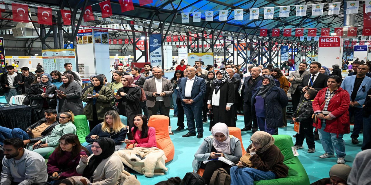 Malatya'daki kitap fuarına katılan şair ve yazarlar: İnsanların ilgisi oldukça iyi