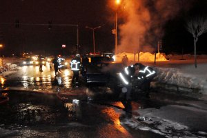 Alev alan araç tehlike saçtı