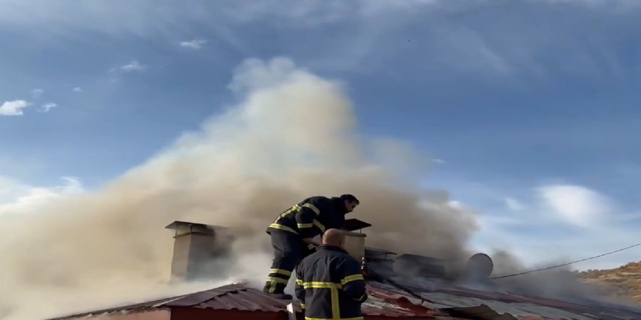 Elazığ’da çatıda çıkan yangın korkuttu