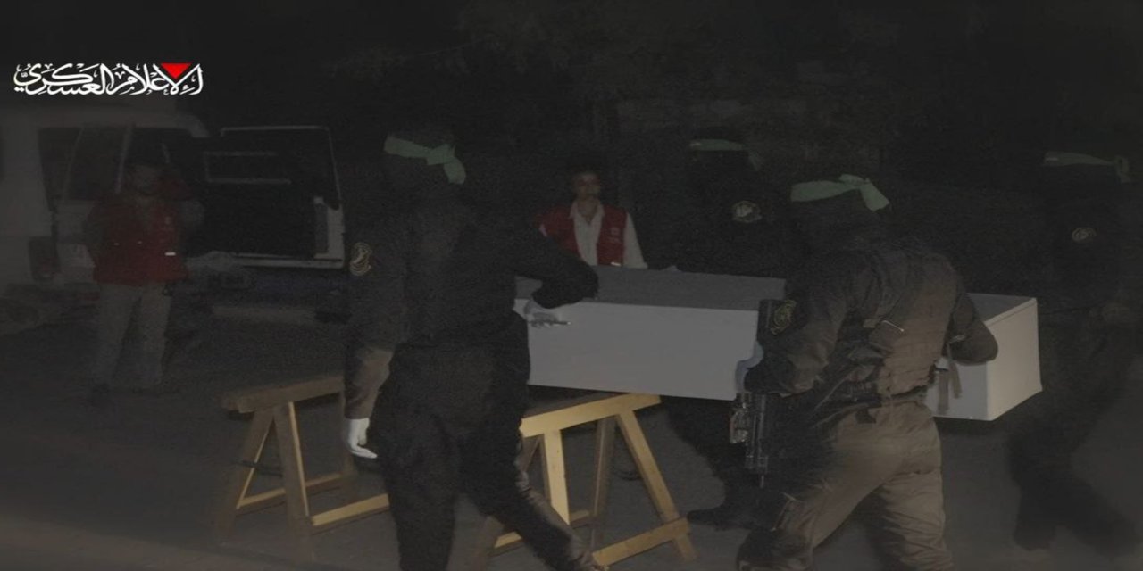 HAMAS anlaşmaya bağlı kalarak siyonist bir esirin cesedini daha Kızılhaç'a teslim etti