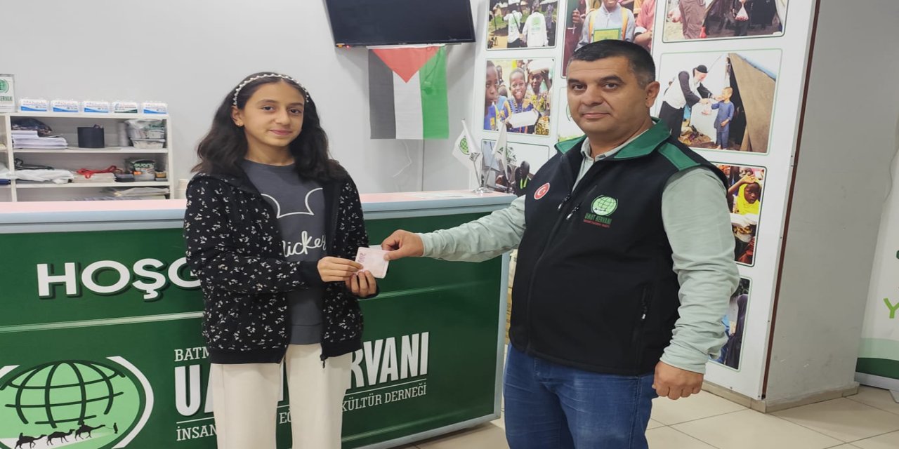 Batman'da 12 yaşındaki Esma, ilk bursunu Gazze'ye gönderdi