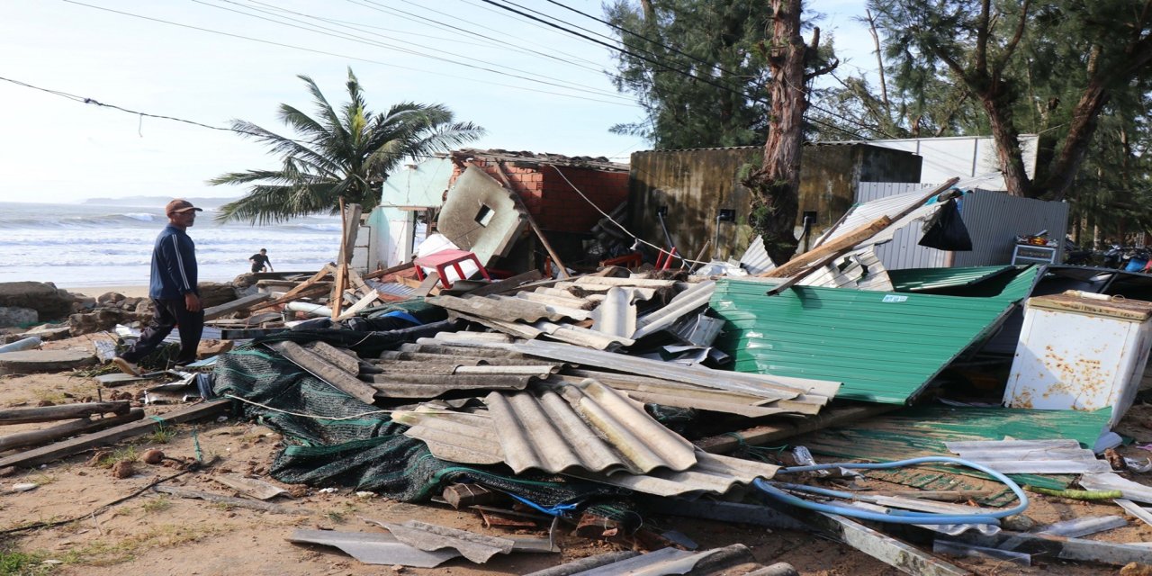 Filipinler'de 188 kişinin ölümüne neden olan tayfun Vietnam'a ulaştı: 5 ölü