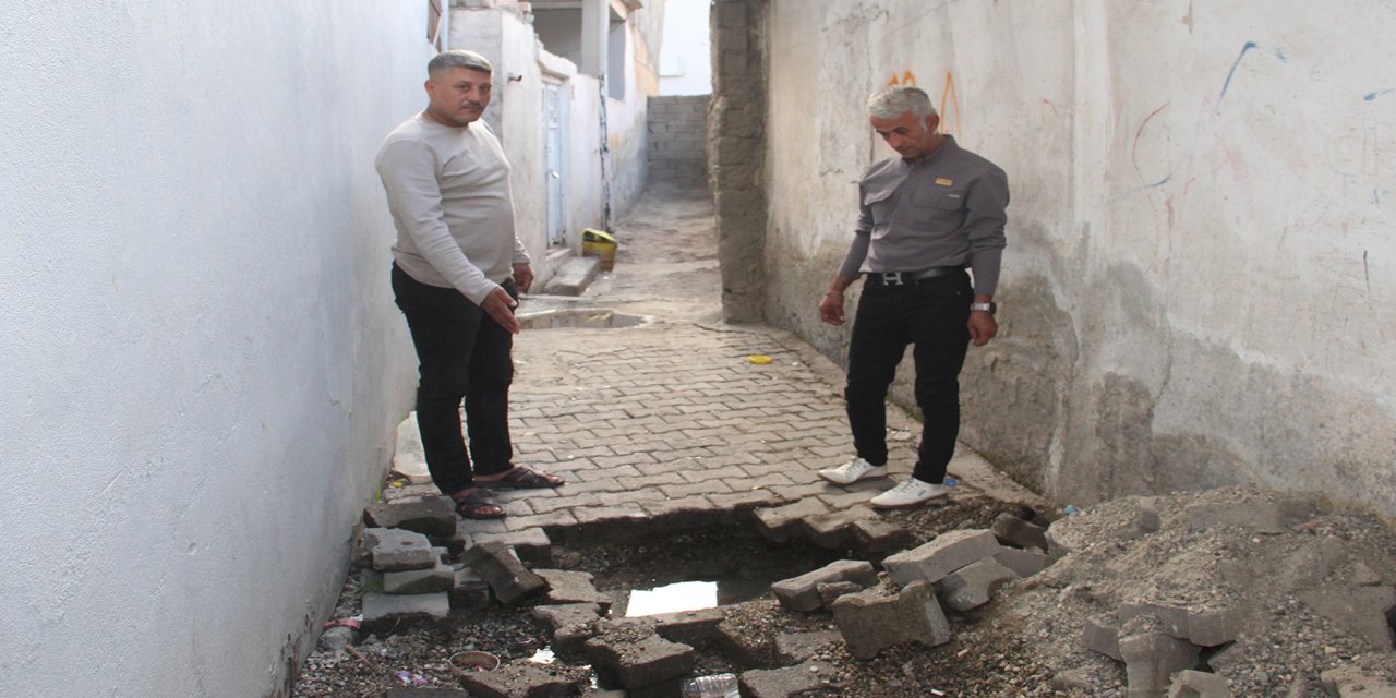 Batman'da 4 katlı binanın altına aylardır sızan su korkutuyor