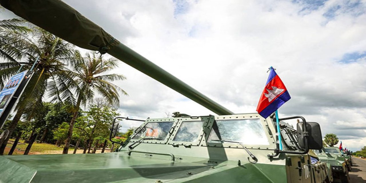 Kamboçya ve Tayland sınır bölgelerindeki ağır silahları geri çekmeye başladı