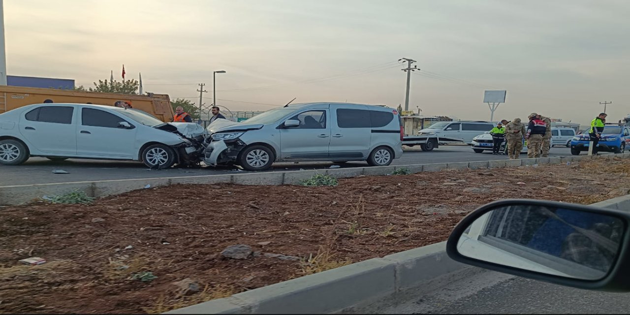 Şanlıurfa’da trafik kazası: 2 araç kafa kafaya çarpıştı