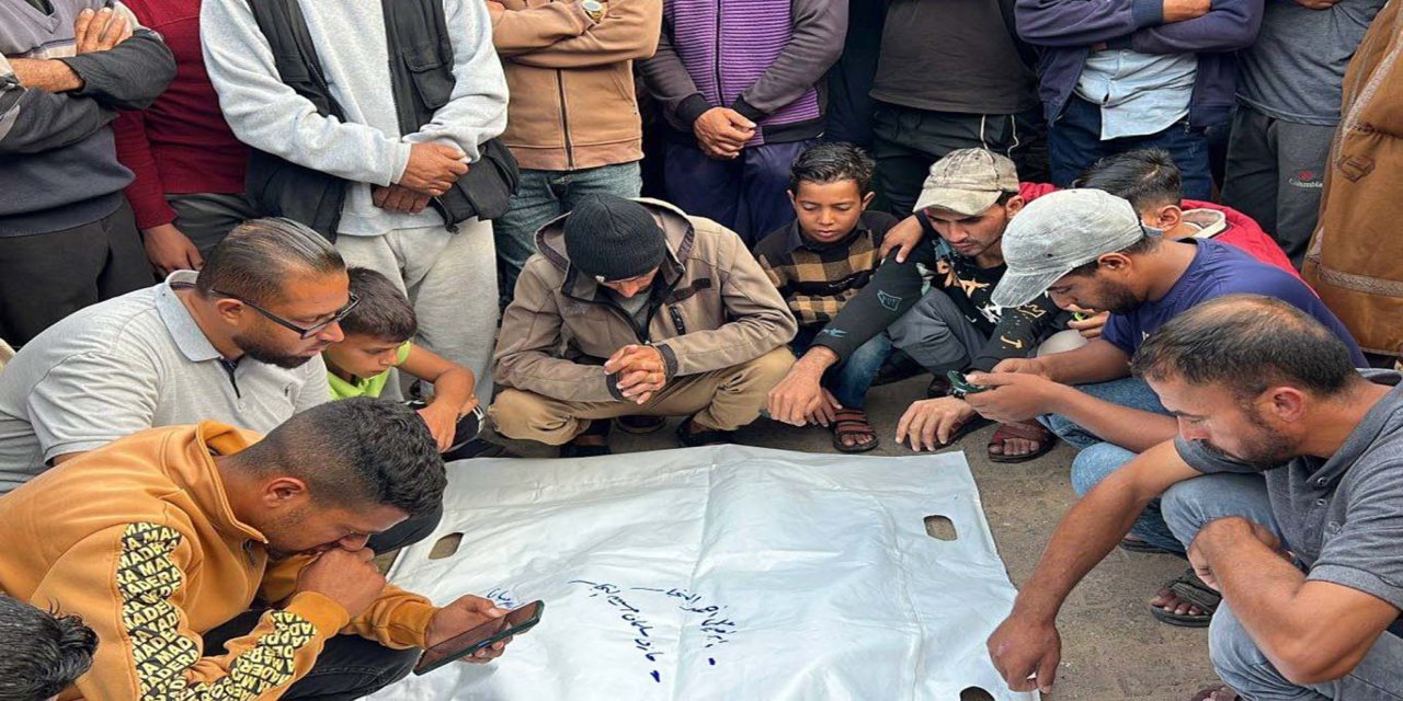 Han Yunus'ta yıkılan evin enkazından iki şehidin cenazesi çıkarıldı